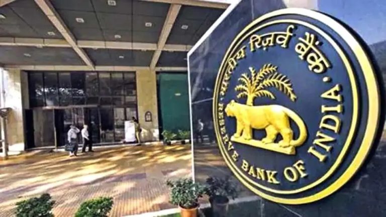 दो बैंकों पर RBI का शिकंजा, पैसे निकालने की लिमिट, यहां है आपका अकाउंट?