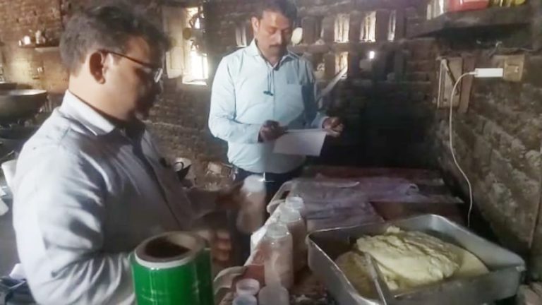 Food Safety Team खाद्य सुरक्षा टीम ने की कार्रवाई, लिए जांच सैम्पल